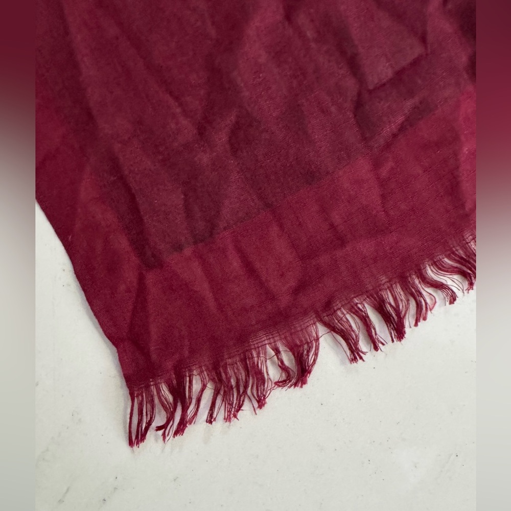 Gucci GG and Roses Elegant Red Patterned Scarf - Picture 5 of 6